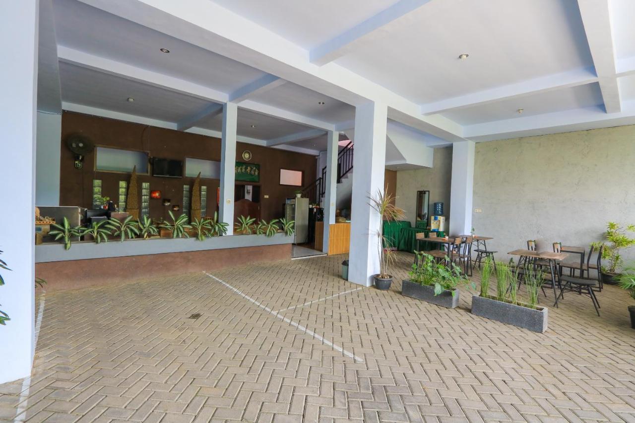 OYO 2453 Artha Graha Vip Hotel Banyuwangi  Bagian luar foto