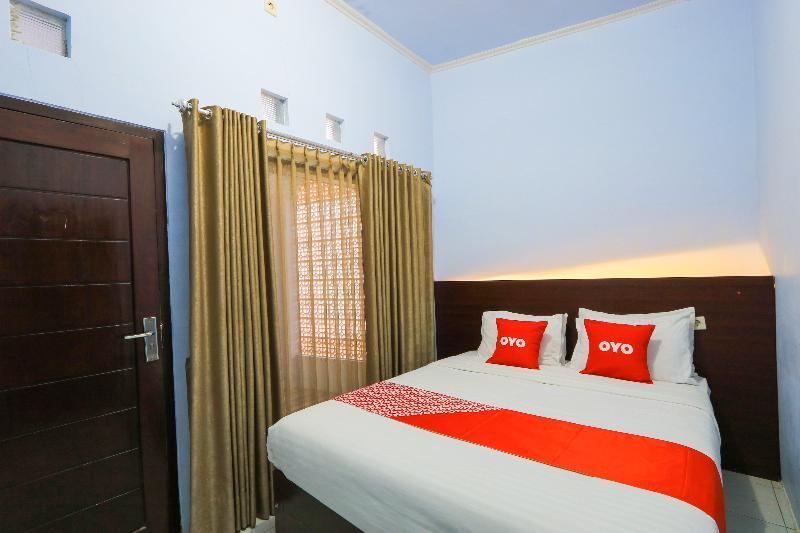 OYO 2453 Artha Graha Vip Hotel Banyuwangi  Bagian luar foto